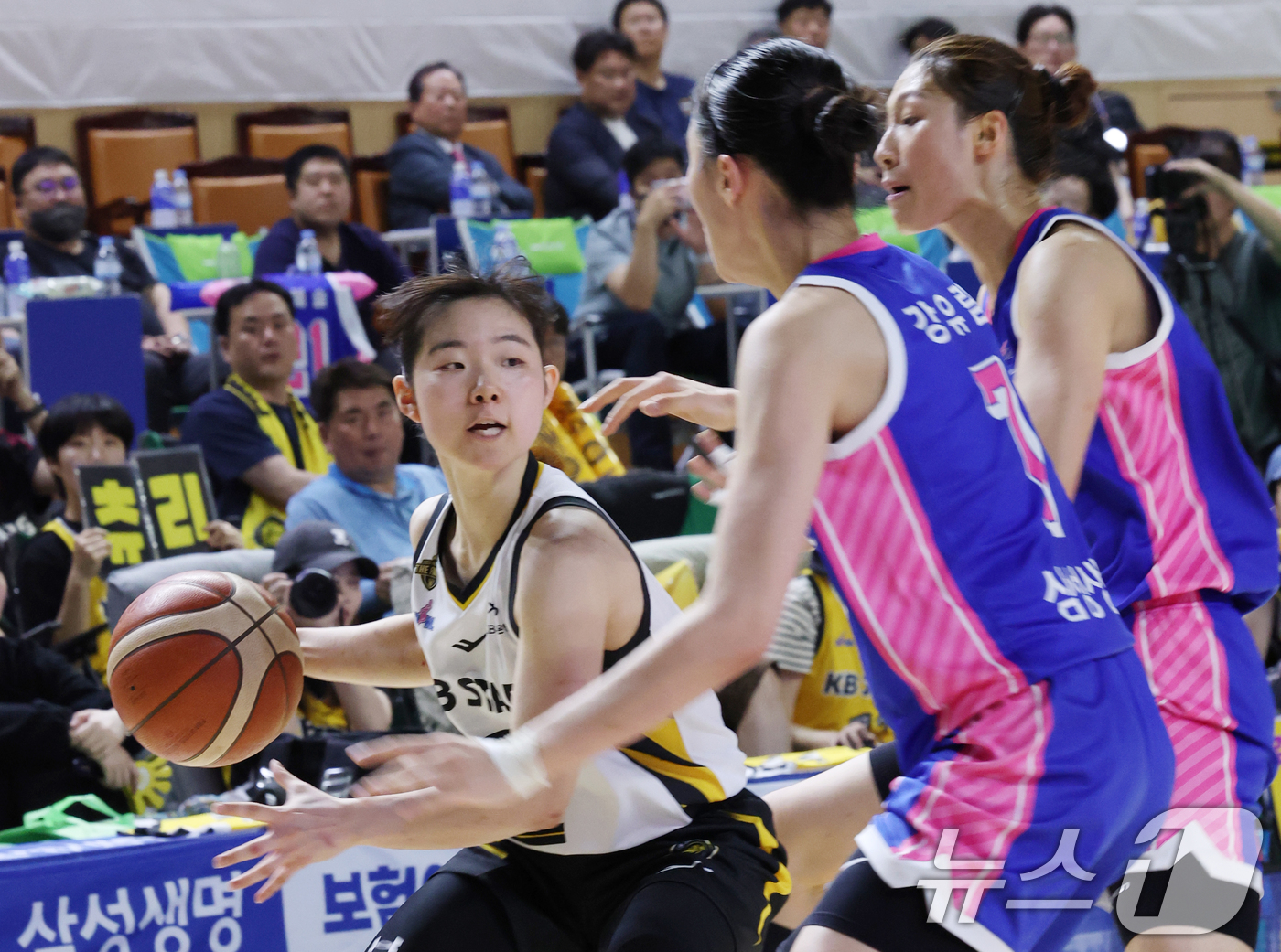 (용인=뉴스1) 김영운 기자 = 26일 경기 용인시 처인구 용인실내체육관에서 열린 'BNK 금융 2025-2026 여자프로농구 챔피언결정전 3차전' 용인 삼성생명 블루밍스와 청주 …