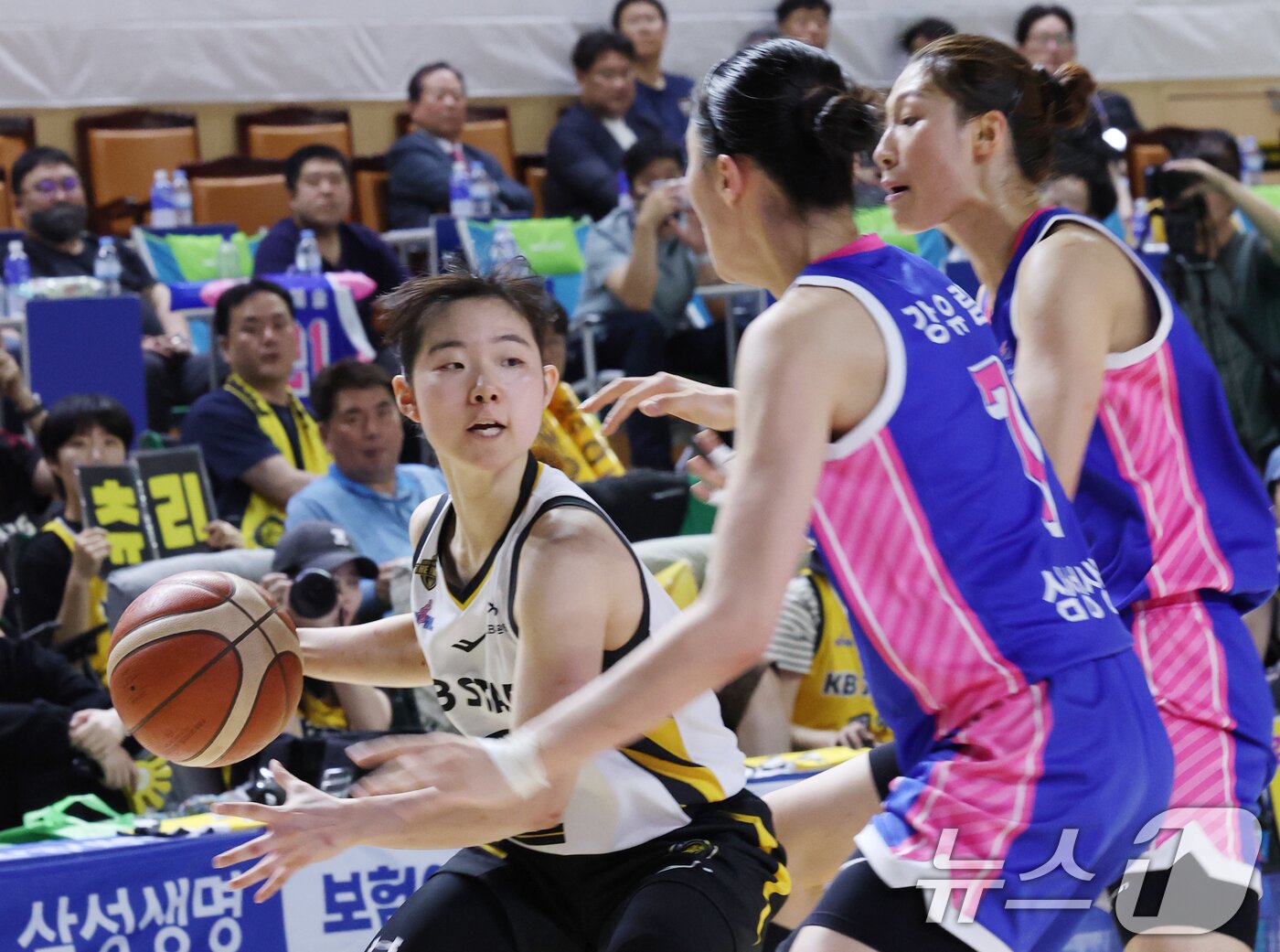 본문 이미지 - 26일 경기 용인시 처인구 용인실내체육관에서 열린 'BNK 금융 2025-2026 여자프로농구 챔피언결정전 3차전' 용인 삼성생명 블루밍스와 청주 KB스타즈의 경기에서 KB스타즈 허예은이 돌파를 하고 있다. 2026.4.26 ⓒ 뉴스1 김영운 기자