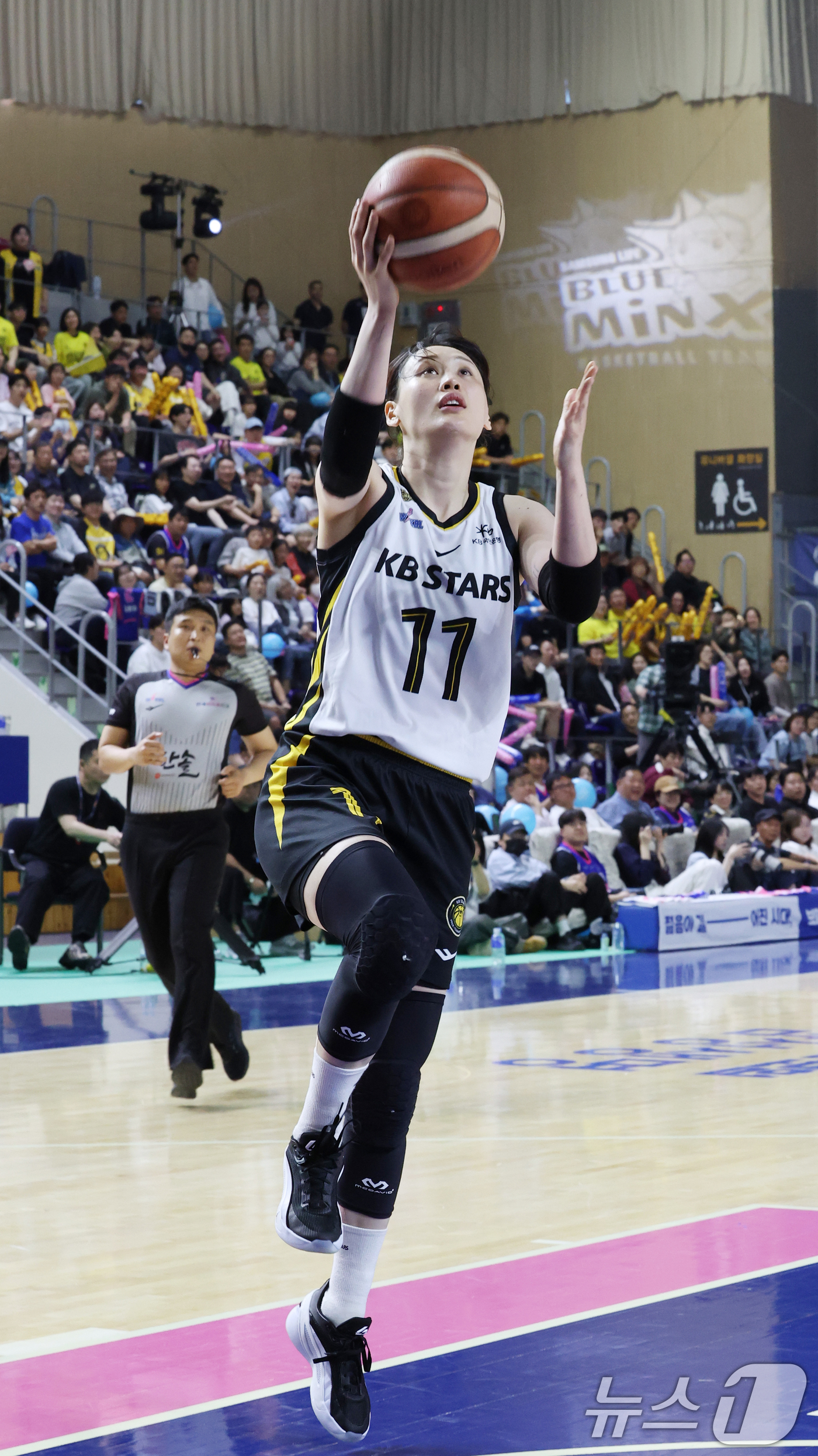 (용인=뉴스1) 김영운 기자 = 26일 경기 용인시 처인구 용인실내체육관에서 열린 'BNK 금융 2025-2026 여자프로농구 챔피언결정전 3차전' 용인 삼성생명 블루밍스와 청주 …