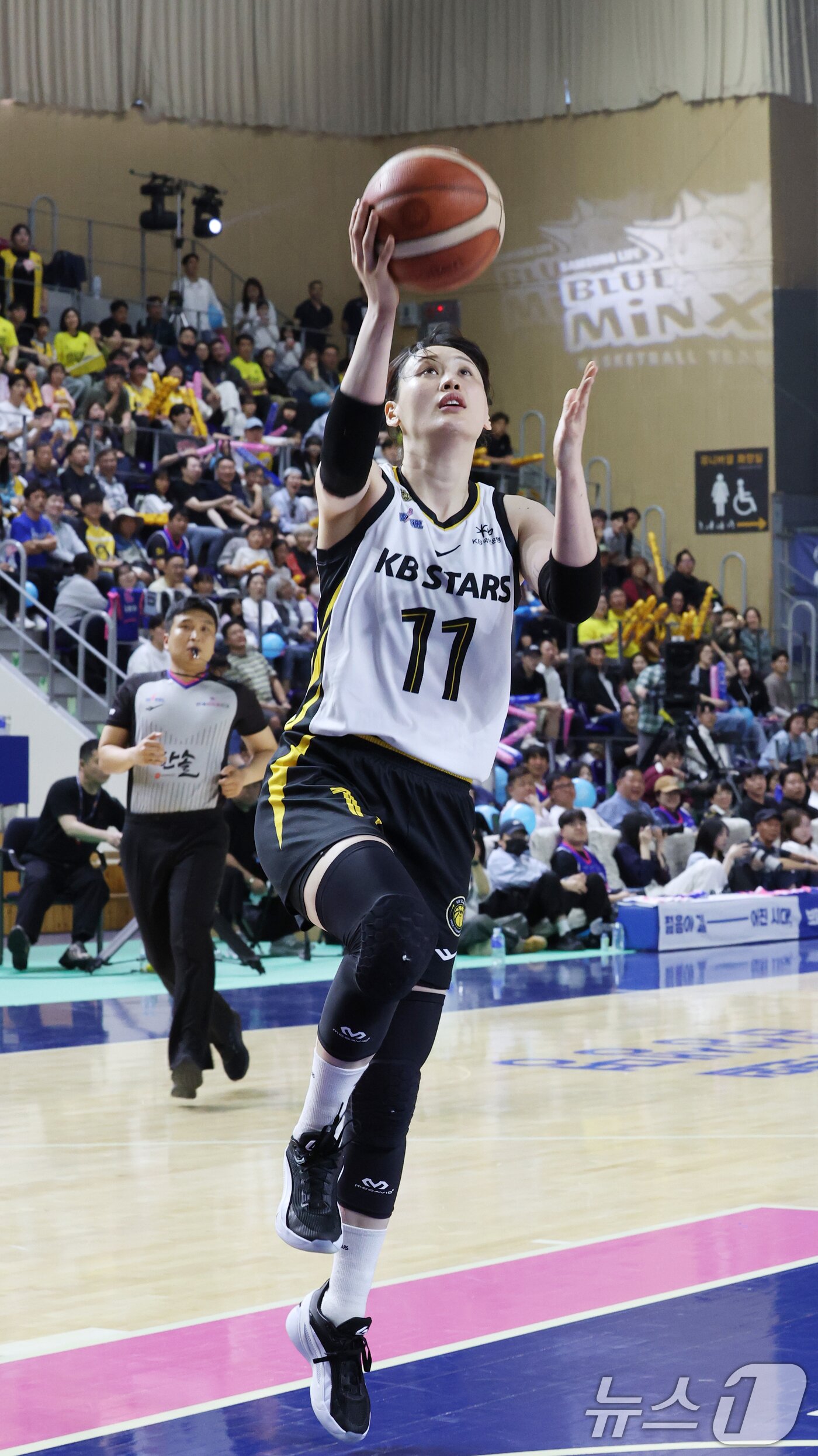 본문 이미지 - 26일 경기 용인시 처인구 용인실내체육관에서 열린 'BNK 금융 2025-2026 여자프로농구 챔피언결정전 3차전' 용인 삼성생명 블루밍스와 청주 KB스타즈의 경기에서 KB스타즈 강이슬이 슛을 하고 있다. 2026.4.26 ⓒ 뉴스1 김영운 기자