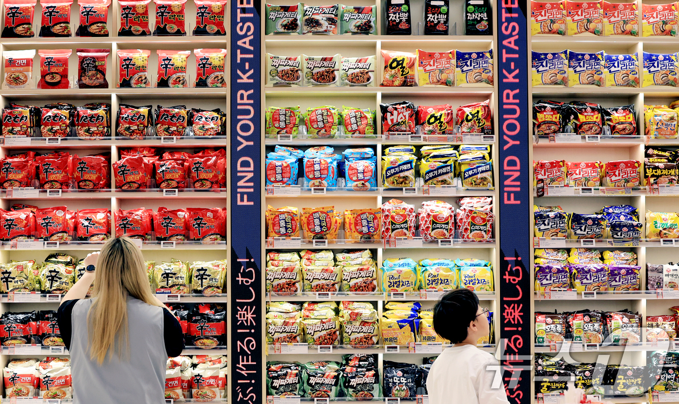 (서울=뉴스1) 이호윤 기자 = 중동 전쟁 장기화로 중동행 K-푸드 물량이 급감하며 수출 성장세의 제동이 걸렸다. 26일 한국농수산식품유통공사와 업계에 따르면 중동 지역 수출액은 …