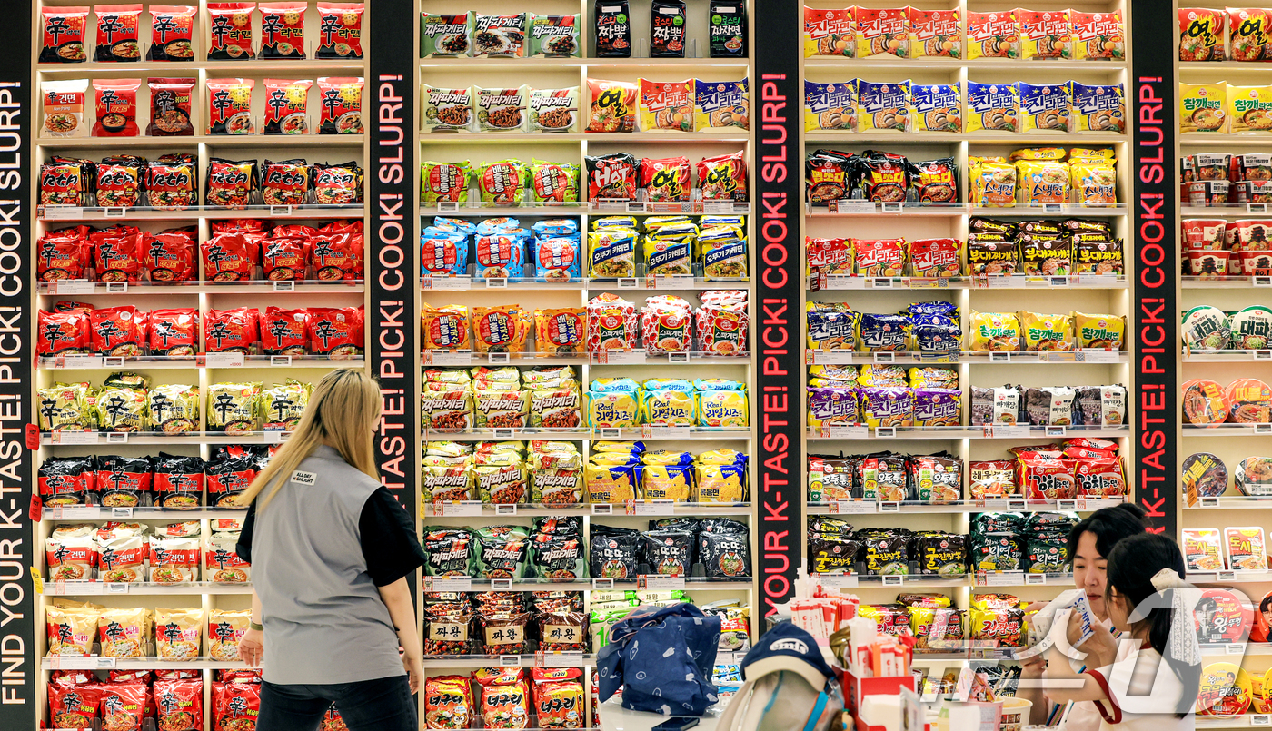 (서울=뉴스1) 이호윤 기자 = 중동 전쟁 장기화로 중동행 K-푸드 물량이 급감하며 수출 성장세의 제동이 걸렸다. 26일 한국농수산식품유통공사와 업계에 따르면 중동 지역 수출액은 …