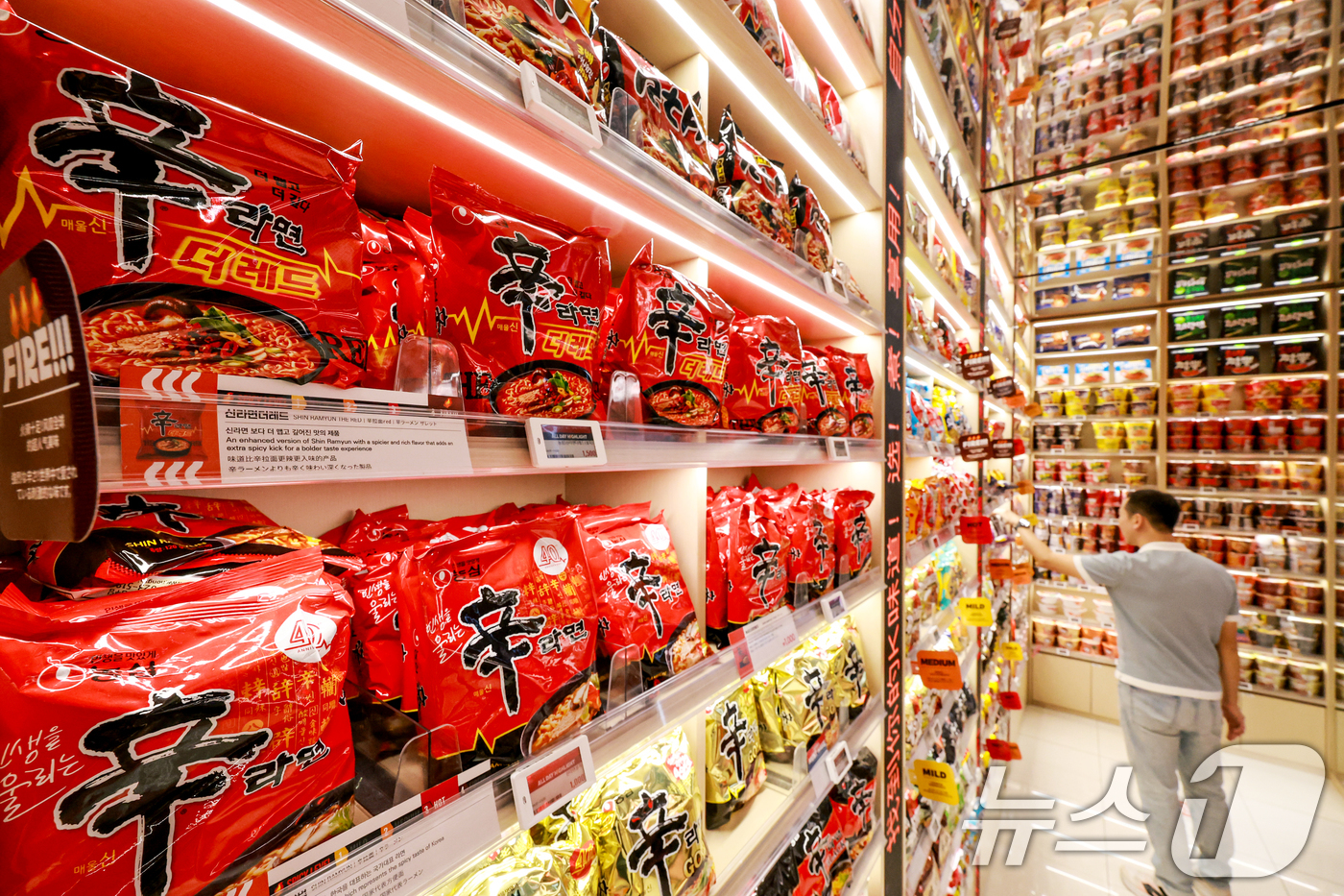 (서울=뉴스1) 이호윤 기자 = 중동 전쟁 장기화로 중동행 K-푸드 물량이 급감하며 수출 성장세의 제동이 걸렸다. 26일 한국농수산식품유통공사와 업계에 따르면 중동 지역 수출액은 …