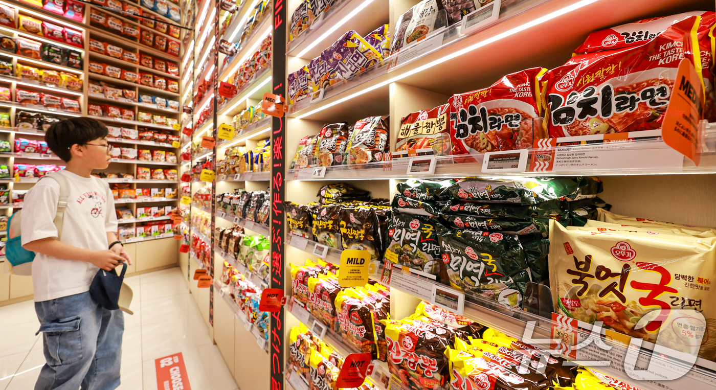 (서울=뉴스1) 이호윤 기자 = 중동 전쟁 장기화로 중동행 K-푸드 물량이 급감하며 수출 성장세의 제동이 걸렸다. 26일 한국농수산식품유통공사와 업계에 따르면 중동 지역 수출액은 …