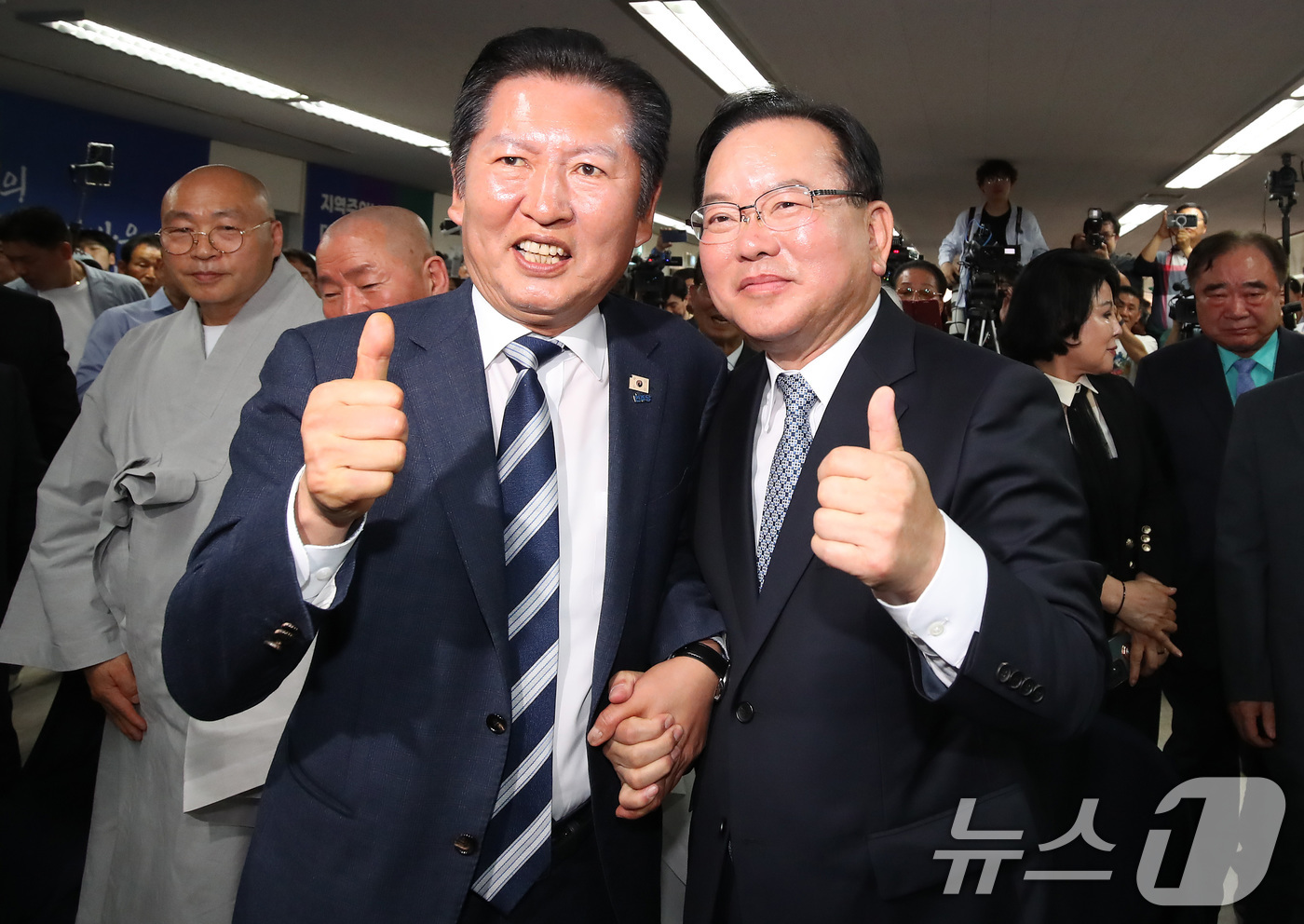 (대구=뉴스1) 공정식 기자 = 김부겸 더불어민주당 대구시장 예비후보(오른쪽)가 26일 오후 대구 달서구 선거사무소 개소식에서 정청래 대표와 포즈를 취하고 있다. 2026.4.26 …