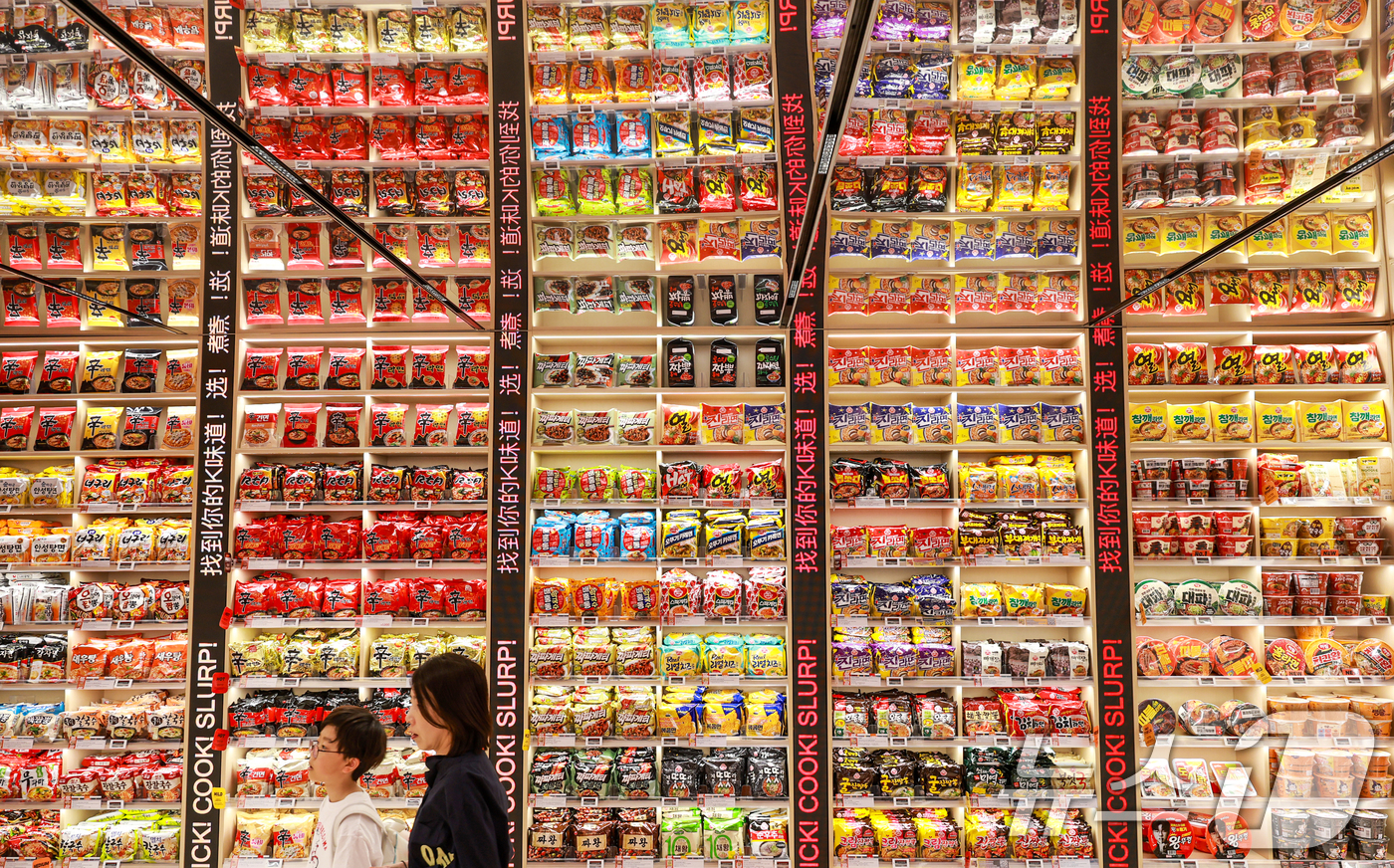 (서울=뉴스1) 이호윤 기자 = 중동 전쟁 장기화로 중동행 K-푸드 물량이 급감하며 수출 성장세의 제동이 걸렸다. 26일 한국농수산식품유통공사와 업계에 따르면 중동 지역 수출액은 …