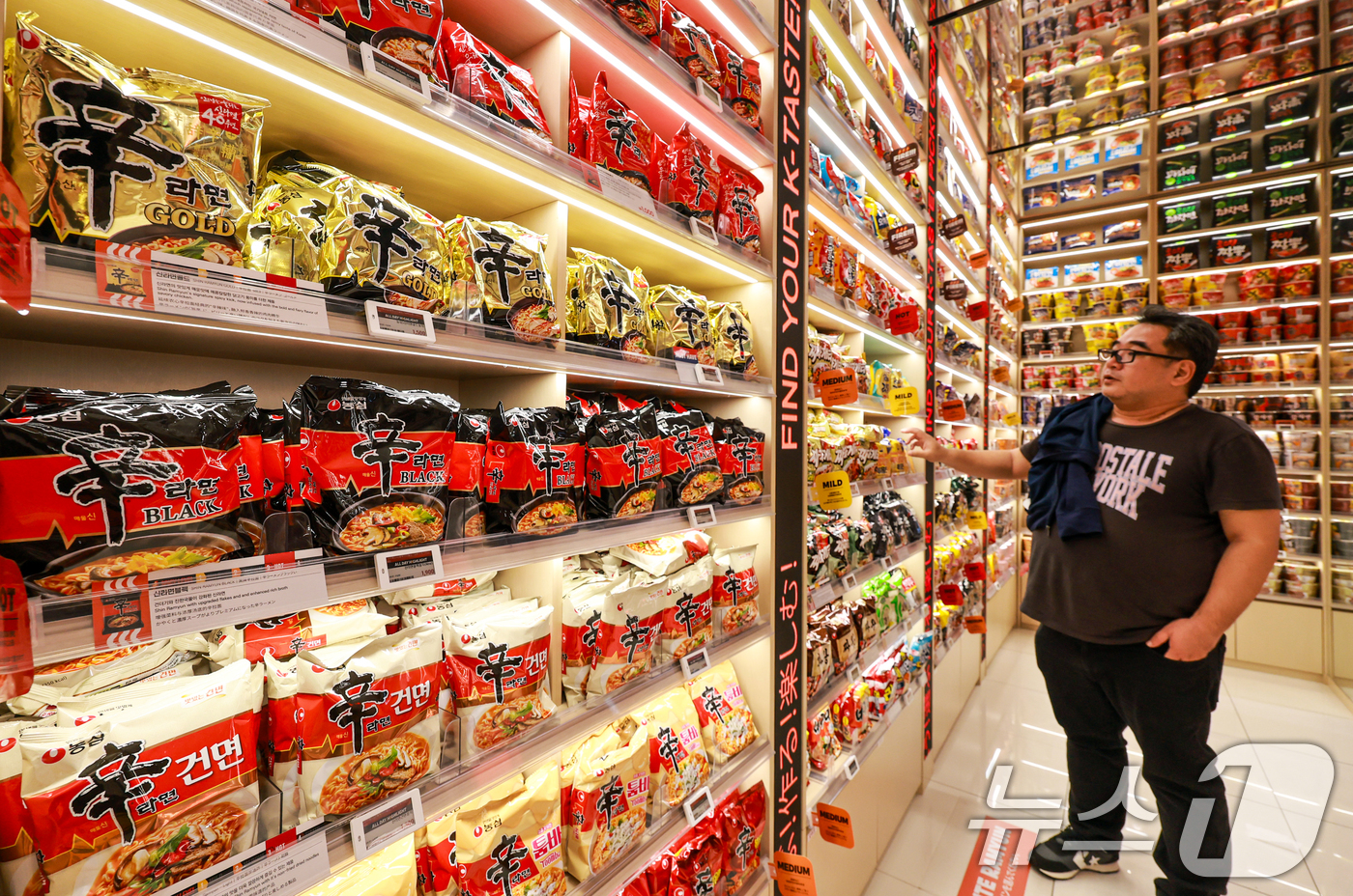 (서울=뉴스1) 이호윤 기자 = 중동 전쟁 장기화로 중동행 K-푸드 물량이 급감하며 수출 성장세의 제동이 걸렸다. 26일 한국농수산식품유통공사와 업계에 따르면 중동 지역 수출액은 …