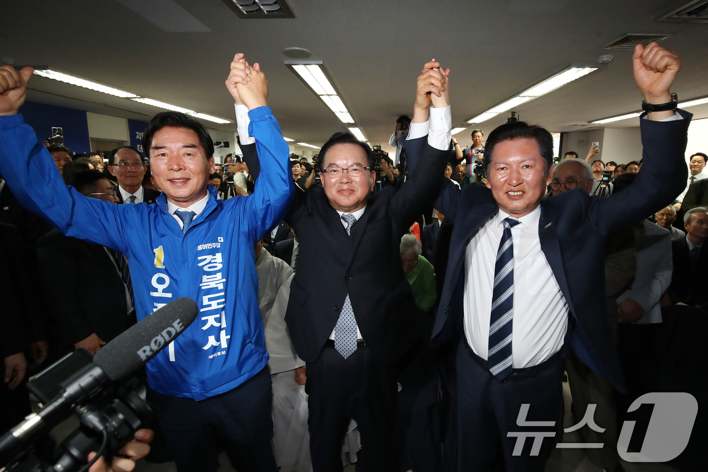 (대구=뉴스1) 공정식 기자 = 김부겸 더불어민주당 대구시장 예비후보(가운데)가 26일 오후 대구 달서구 선거사무소 개소식에서 정청래 대표(오른쪽), 오중기 경북도지사 예비후보와 …