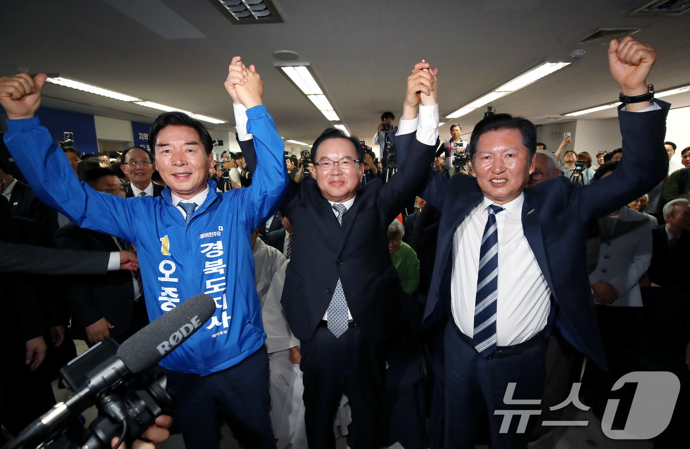 (대구=뉴스1) 공정식 기자 = 김부겸 더불어민주당 대구시장 예비후보(가운데)가 26일 오후 대구 달서구 선거사무소 개소식에서 정청래 대표(오른쪽), 오중기 경북도지사 예비후보와 …