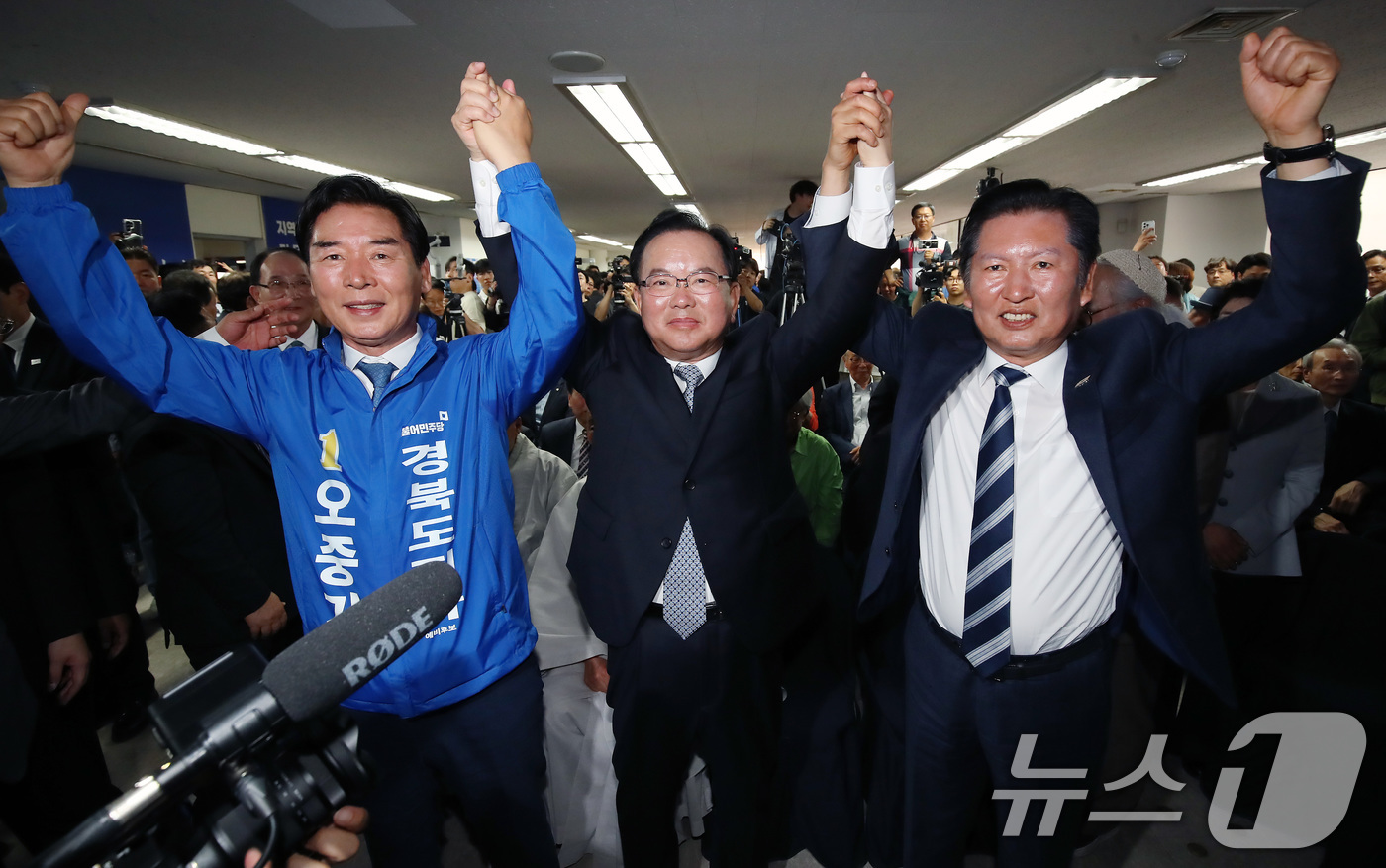 (대구=뉴스1) 공정식 기자 = 김부겸 더불어민주당 대구시장 예비후보(가운데)가 26일 오후 대구 달서구 선거사무소 개소식에서 정청래 대표(오른쪽), 오중기 경북도지사 예비후보와 …