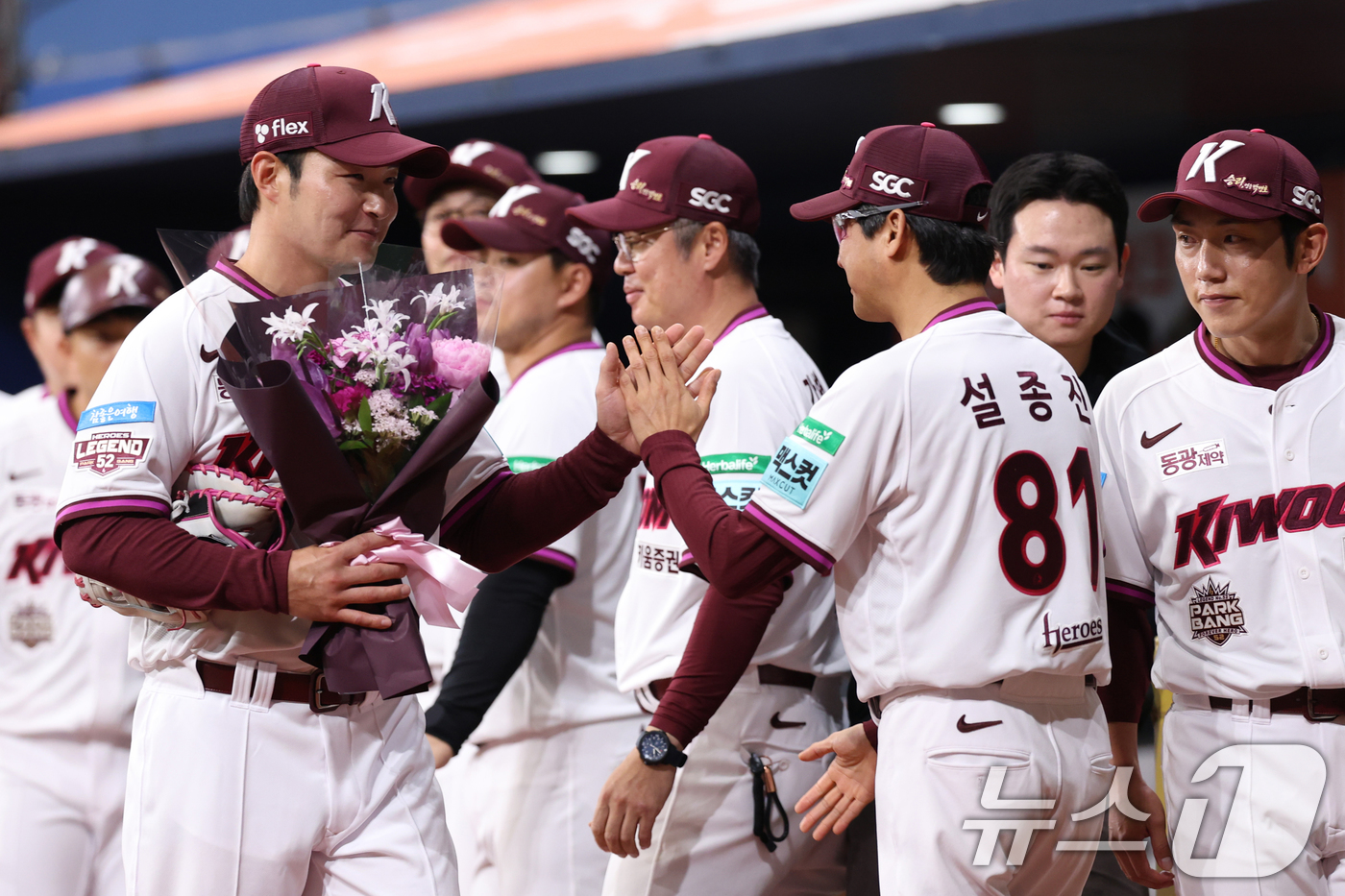 (서울=뉴스1) = 26일 서울 구로구 고척스카이돔에서 '2026 신한 SOL Bank KBO 리그' 삼성 라이온즈와 키움 히어로즈의 경기에 앞서 키움 박병호의 은퇴식이 열렸다. …