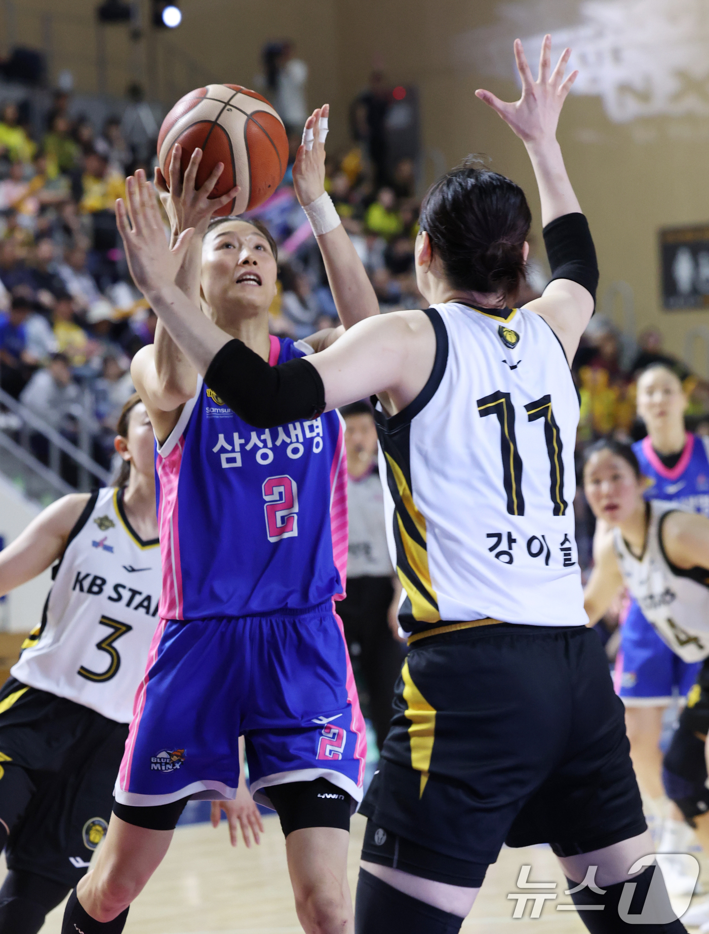(용인=뉴스1) 김영운 기자 = 26일 경기 용인시 처인구 용인실내체육관에서 열린 'BNK 금융 2025-2026 여자프로농구 챔피언결정전 3차전' 용인 삼성생명 블루밍스와 청주 …