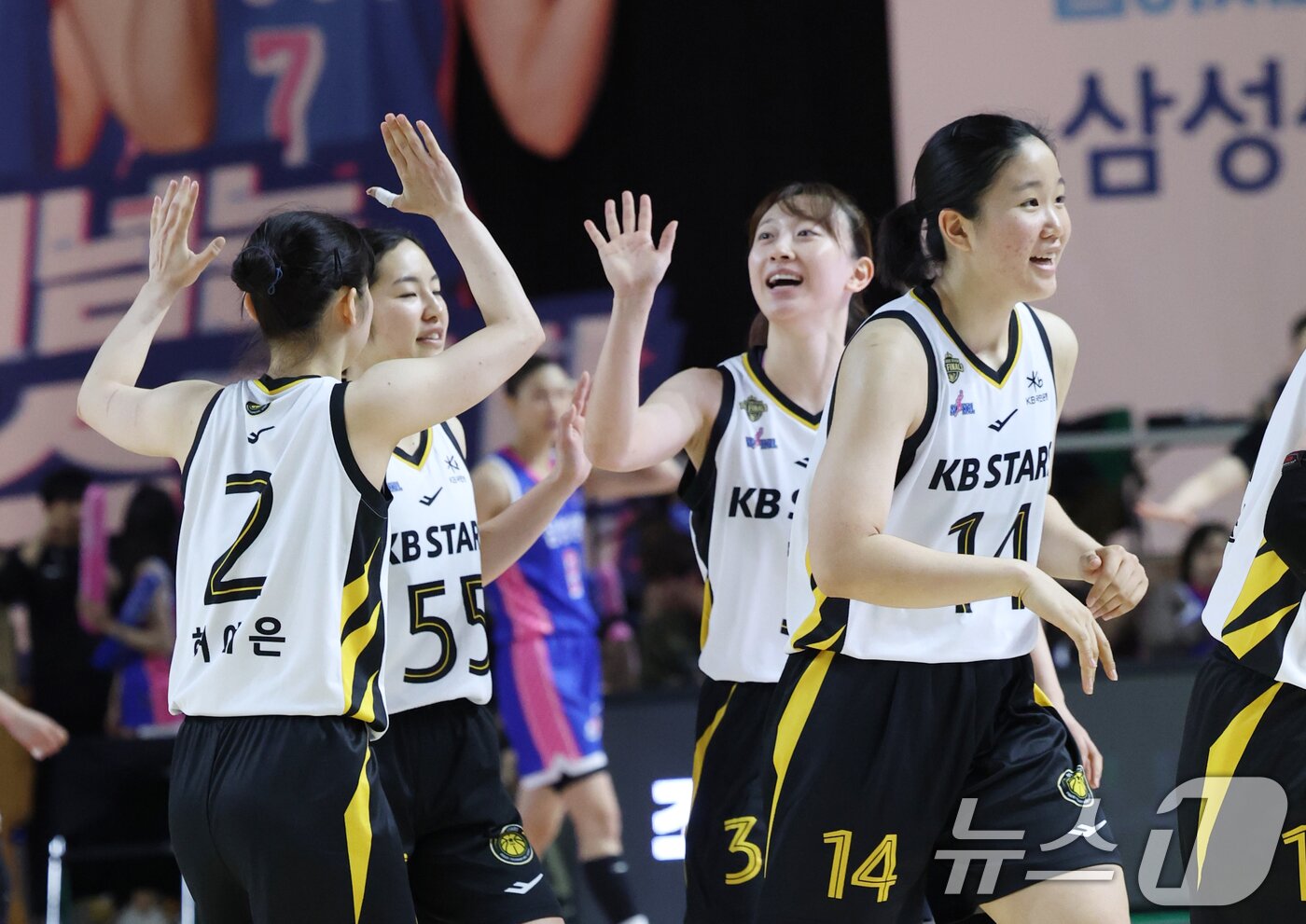 본문 이미지 - 26일 경기 용인시 처인구 용인실내체육관에서 열린 'BNK 금융 2025-2026 여자프로농구 챔피언결정전 3차전' 용인 삼성생명 블루밍스와 청주 KB스타즈의 경기에서 KB스타즈 선수들이 득점 후 기뻐하고 있다. 2026.4.26 ⓒ 뉴스1 김영운 기자