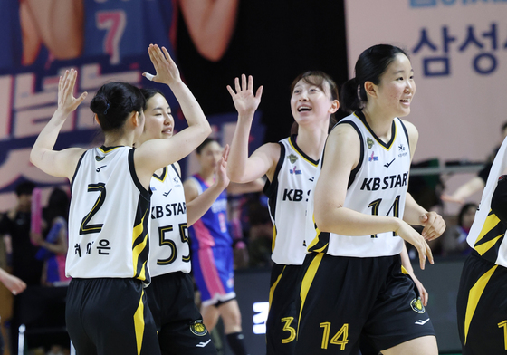 기뻐하는 KB스타즈 선수들