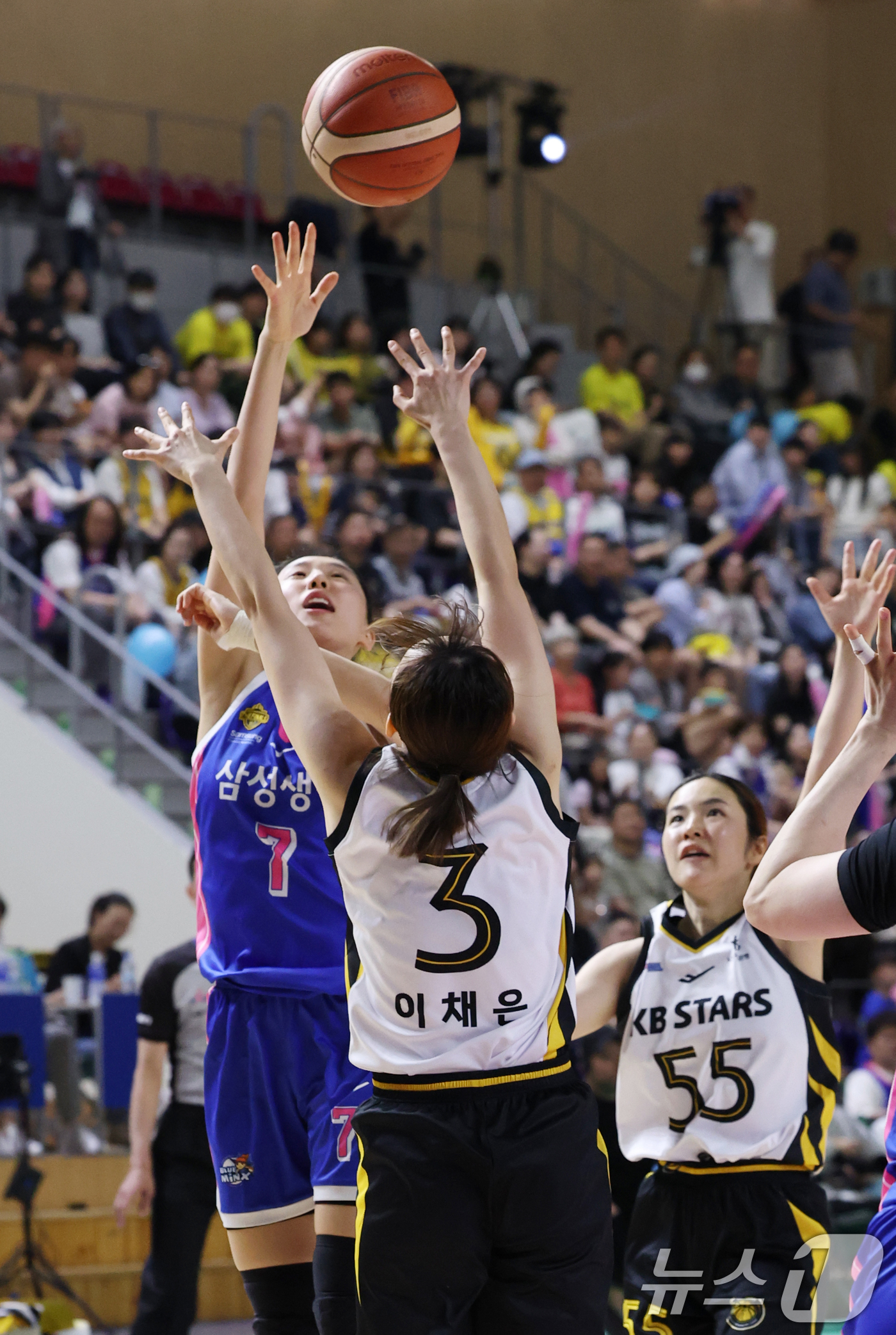 (용인=뉴스1) 김영운 기자 = 26일 경기 용인시 처인구 용인실내체육관에서 열린 'BNK 금융 2025-2026 여자프로농구 챔피언결정전 3차전' 용인 삼성생명 블루밍스와 청주 …
