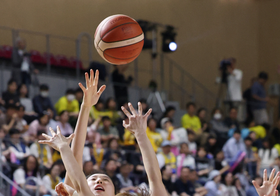 슛 하는 강유림