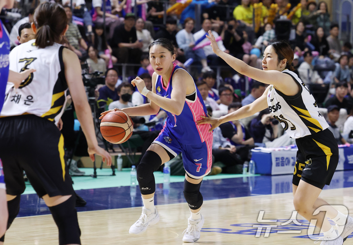 (용인=뉴스1) 김영운 기자 = 26일 경기 용인시 처인구 용인실내체육관에서 열린 'BNK 금융 2025-2026 여자프로농구 챔피언결정전 3차전' 용인 삼성생명 블루밍스와 청주 …