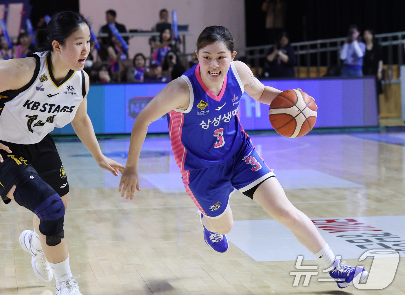 (용인=뉴스1) 김영운 기자 = 26일 경기 용인시 처인구 용인실내체육관에서 열린 'BNK 금융 2025-2026 여자프로농구 챔피언결정전 3차전' 용인 삼성생명 블루밍스와 청주 …