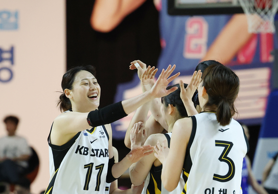 기뻐하는 KB스타즈 선수들