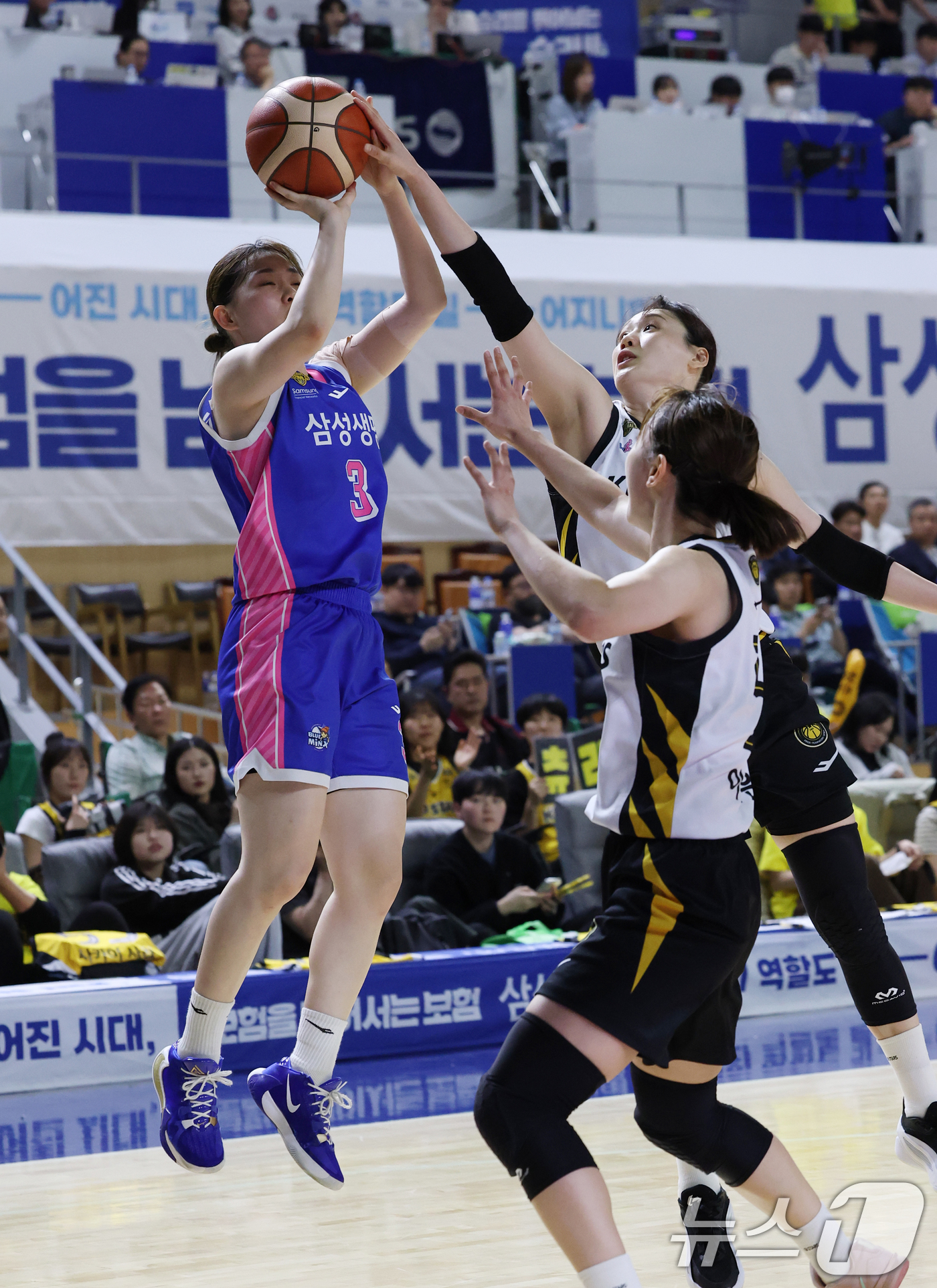 (용인=뉴스1) 김영운 기자 = 26일 경기 용인시 처인구 용인실내체육관에서 열린 'BNK 금융 2025-2026 여자프로농구 챔피언결정전 3차전' 용인 삼성생명 블루밍스와 청주 …