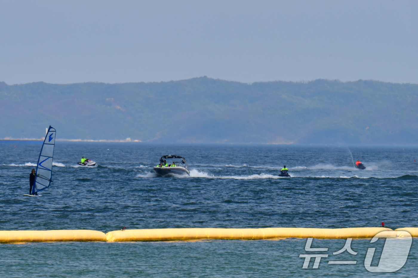 (포항=뉴스1) 최창호 기자 = 26일 오후 경북 포항시 북구 영알대해수욕장에서 수상오토바이와 제트보트가 파도를 가르며 달리고 있다.  2026.4.26/뉴스1
