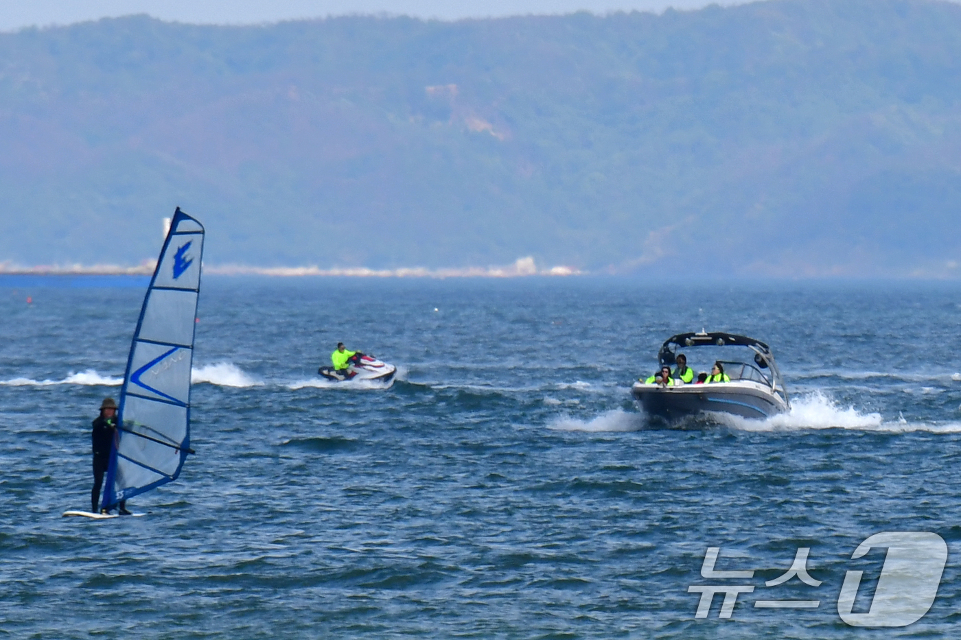 (포항=뉴스1) 최창호 기자 = 26일 오후 경북 포항시 북구 영알대해수욕장에서 수상오토바이와 제트보트가 파도를 가르며 달리고 있다. 2026.4.26/뉴스1