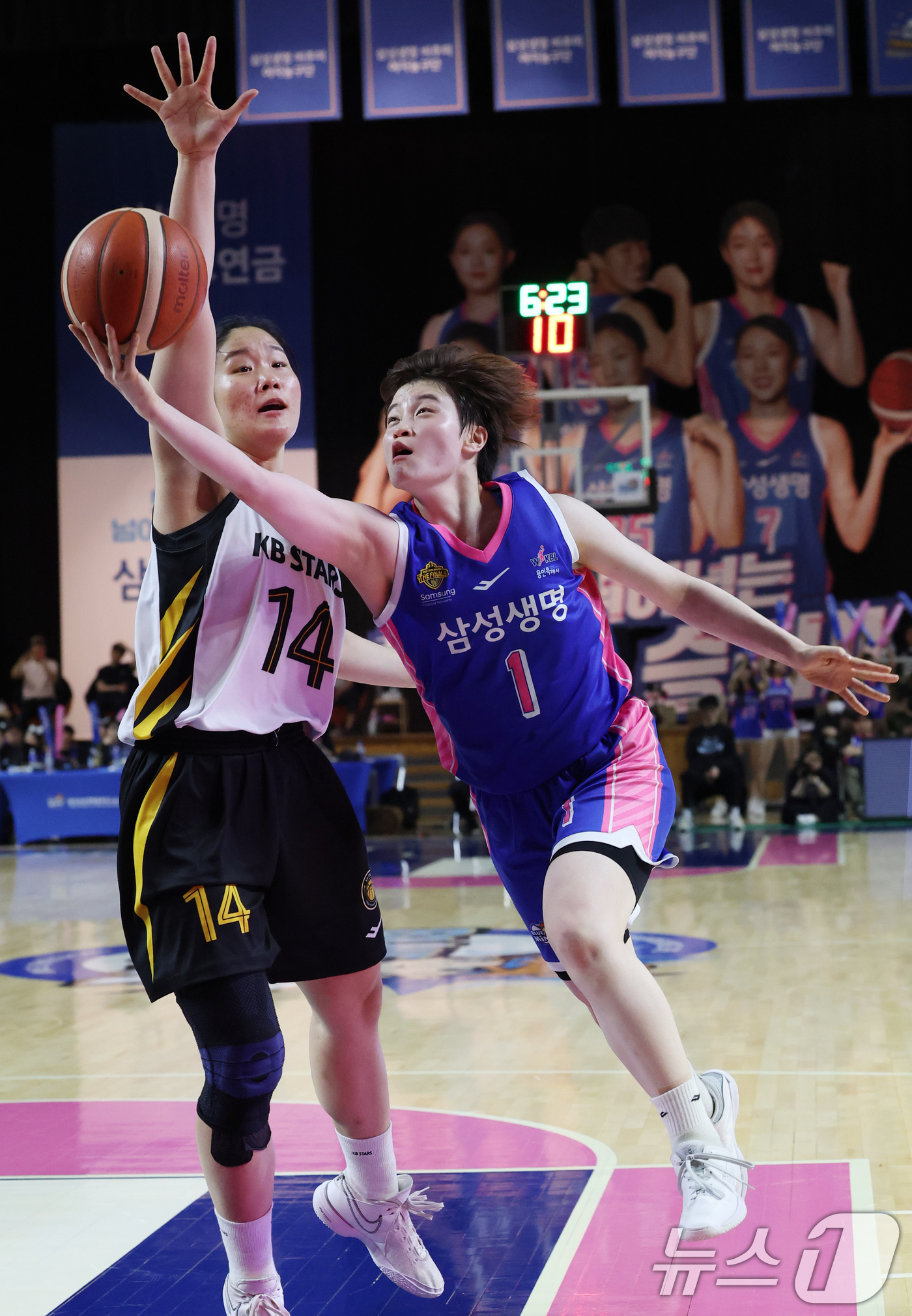 (용인=뉴스1) 김영운 기자 = 26일 경기 용인시 처인구 용인실내체육관에서 열린 'BNK 금융 2025-2026 여자프로농구 챔피언결정전 3차전' 용인 삼성생명 블루밍스와 청주 …