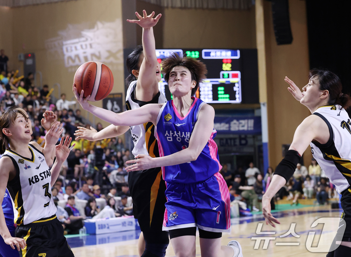 (용인=뉴스1) 김영운 기자 = 26일 경기 용인시 처인구 용인실내체육관에서 열린 'BNK 금융 2025-2026 여자프로농구 챔피언결정전 3차전' 용인 삼성생명 블루밍스와 청주 …