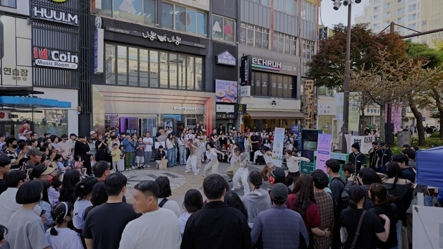 골목길이 놀이공원 됐다…청주 '봄:중앙극장'에 3만 명 몰려