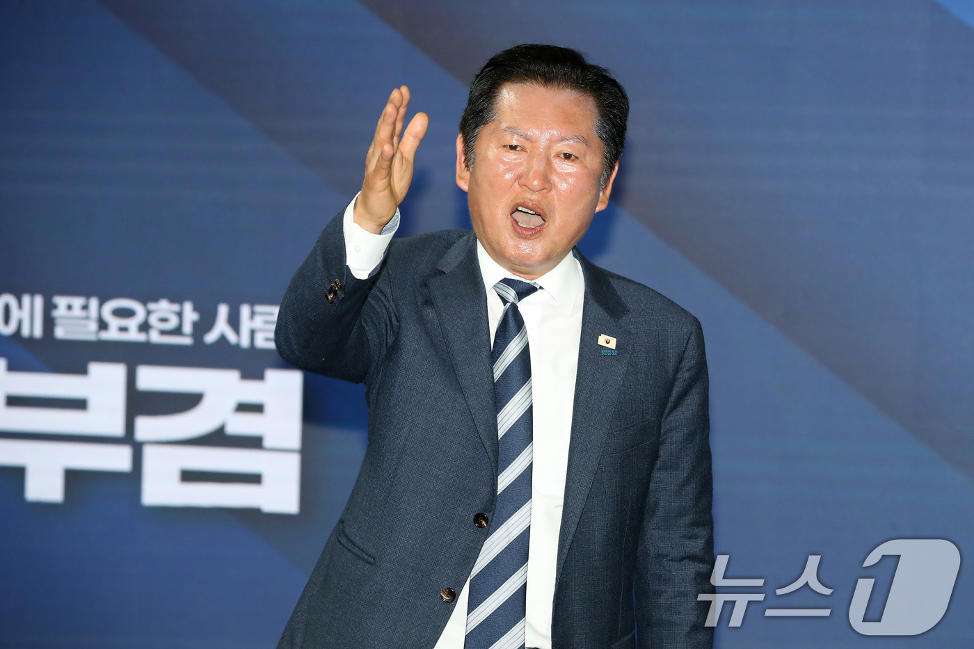 (대구=뉴스1) 공정식 기자 = 정청래 더불어민주당 대표가 26일 오후 대구 달서구 김부겸 대구시장 예비후보 선거사무소 개소식에서 연설하고 있다. 2026.4.26/뉴스1