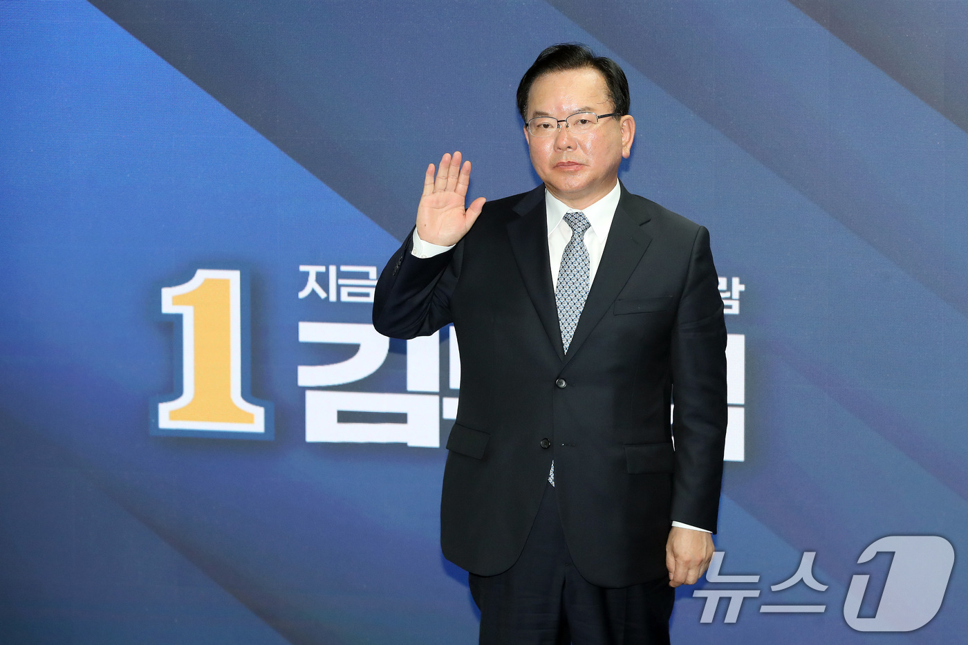 (대구=뉴스1) 공정식 기자 = 김부겸 더불어민주당 대구시장 예비후보가 26일 오후 대구 달서구 선거사무소 개소식에서 대구시민과의 약속을 성실히 이행할 것을 선서하고 있다. 202 …