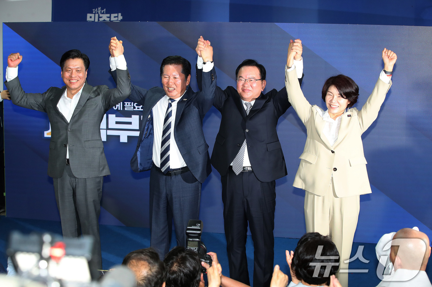 (대구=뉴스1) 공정식 기자 = 26일 오후 대구 달서구 김부겸 더불어민주당 대구시장 예비후보 선거사무소 개소식에서 더불어민주당 조승래 사무총장(왼쪽부터), 정청래 대표, 김부겸 …