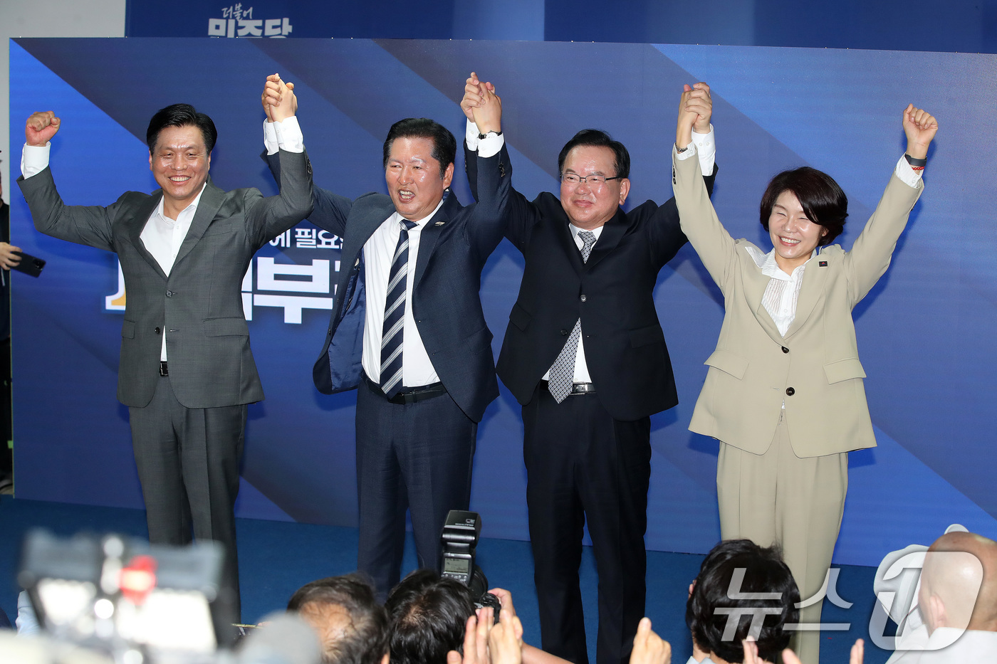 (대구=뉴스1) 공정식 기자 = 26일 오후 대구 달서구 김부겸 더불어민주당 대구시장 예비후보 선거사무소 개소식에서 더불어민주당 조승래 사무총장(왼쪽부터), 정청래 대표, 김부겸 …