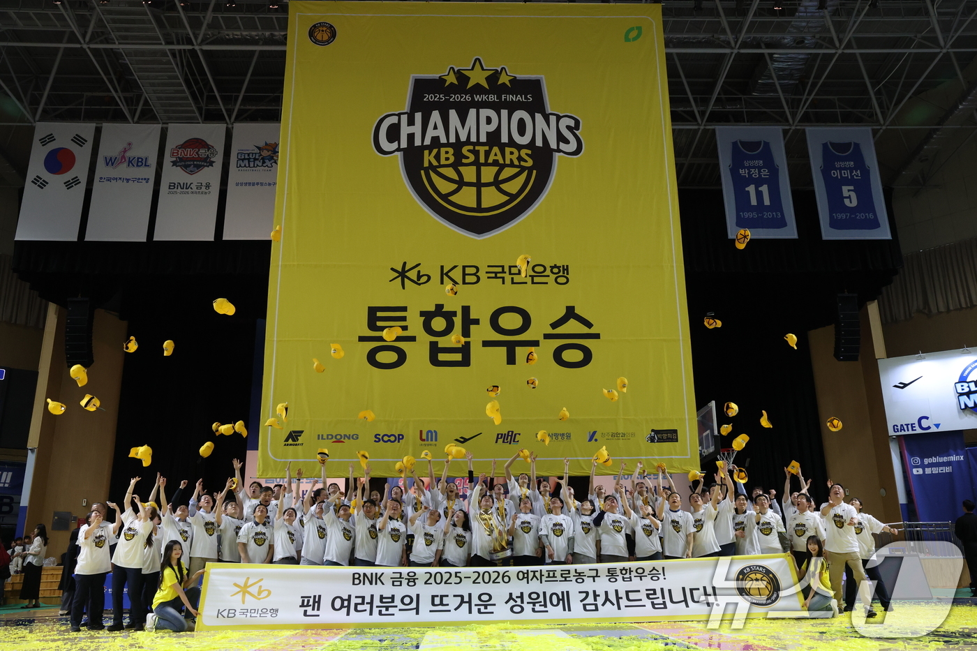 (용인=뉴스1) 김영운 기자 = 26일 경기 용인시 처인구 용인실내체육관에서 열린 'BNK 금융 2025-2026 여자프로농구 챔피언결정전 3차전' 용인 삼성생명 블루밍스와 청주 …