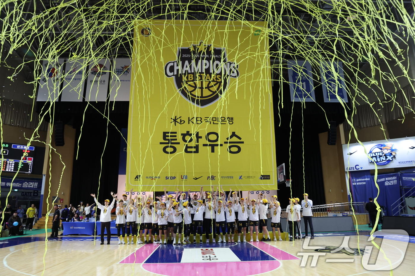 (용인=뉴스1) 김영운 기자 = 26일 경기 용인시 처인구 용인실내체육관에서 열린 'BNK 금융 2025-2026 여자프로농구 챔피언결정전 3차전' 용인 삼성생명 블루밍스와 청주 …