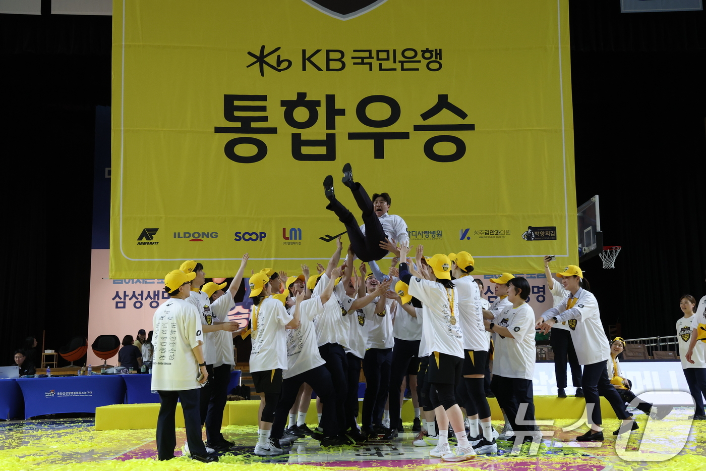 (용인=뉴스1) 김영운 기자 = 26일 경기 용인시 처인구 용인실내체육관에서 열린 'BNK 금융 2025-2026 여자프로농구 챔피언결정전 3차전' 용인 삼성생명 블루밍스와 청주 …