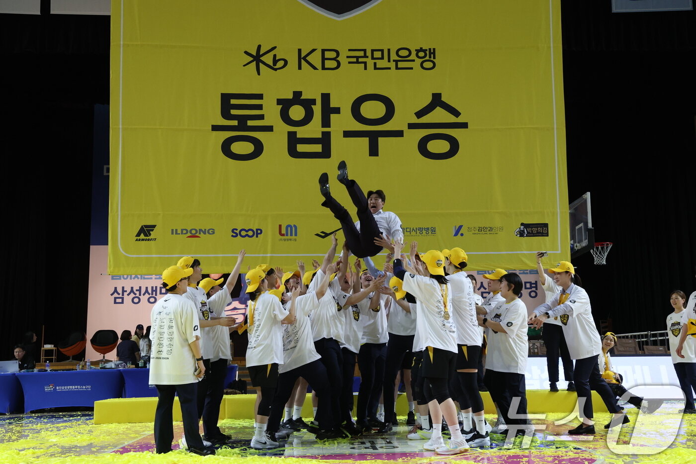 본문 이미지 - 26일 경기 용인시 처인구 용인실내체육관에서 열린 'BNK 금융 2025-2026 여자프로농구 챔피언결정전 3차전' 용인 삼성생명 블루밍스와 청주 KB스타즈의 경기에서 승리, 통합우승을 거둔 KB 선수들이 김완수 감을 헹가래하고 있다. 2026.4.26 ⓒ 뉴스1 김영운 기자