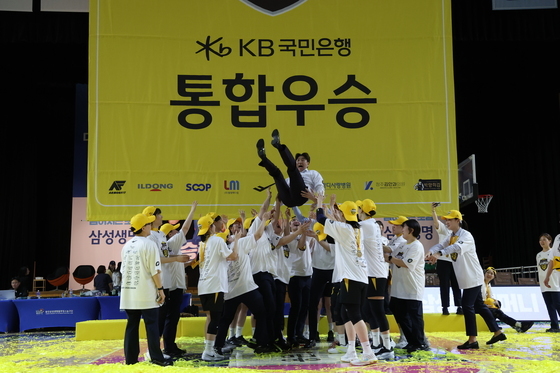 하현용 감독대행 헹가래하는 KB 선수들