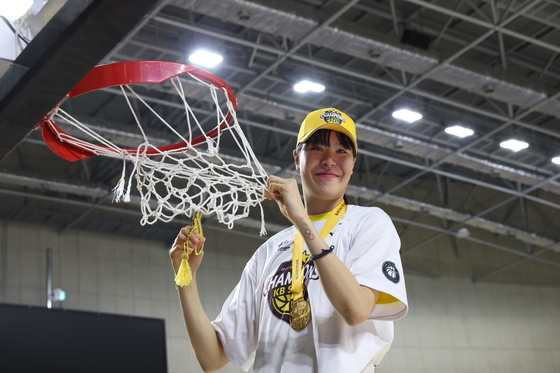 골대 그물 자르는 박지수