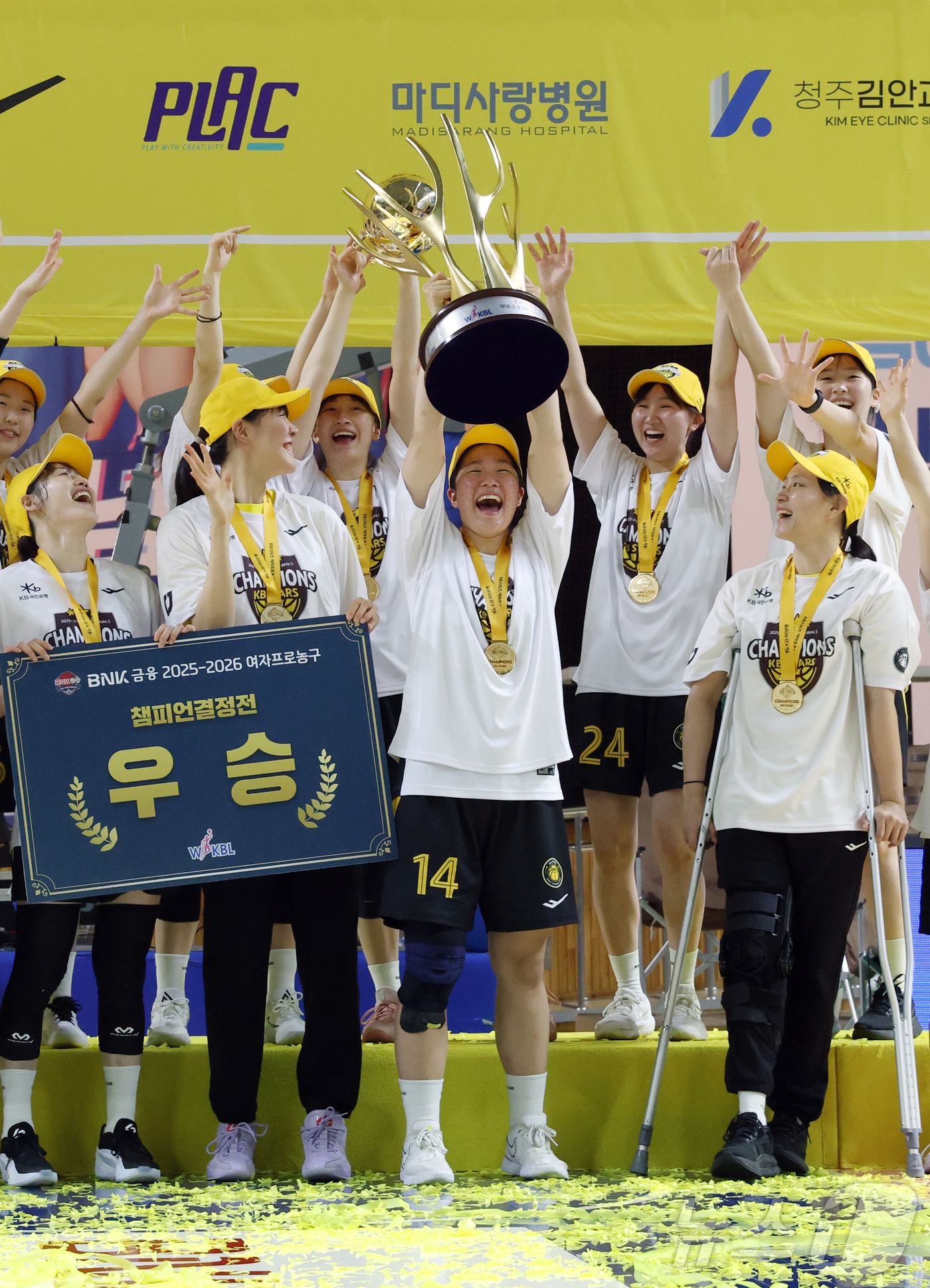 (용인=뉴스1) 김영운 기자 = 26일 경기 용인시 처인구 용인실내체육관에서 열린 'BNK 금융 2025-2026 여자프로농구 챔피언결정전 3차전' 용인 삼성생명 블루밍스와 청주 …