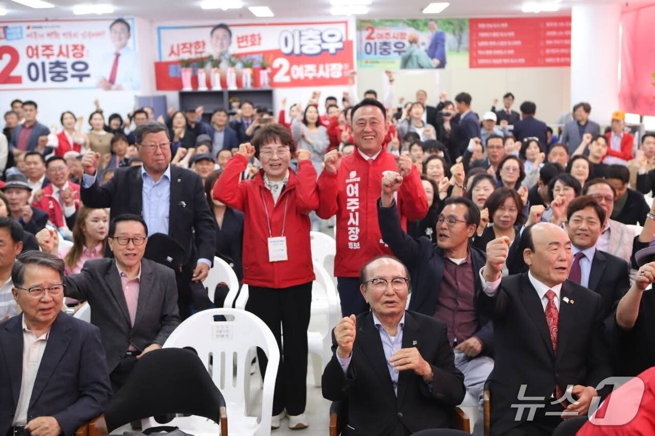 본문 이미지 - 이충우 국민의힘 경기 여주시장 후보가 24일 선거사무소 개소식을 열고 재선 도전을 공식화했다.(이 후보 SNS 갈무리. 재판매 및 DB 금지)/뉴스1  