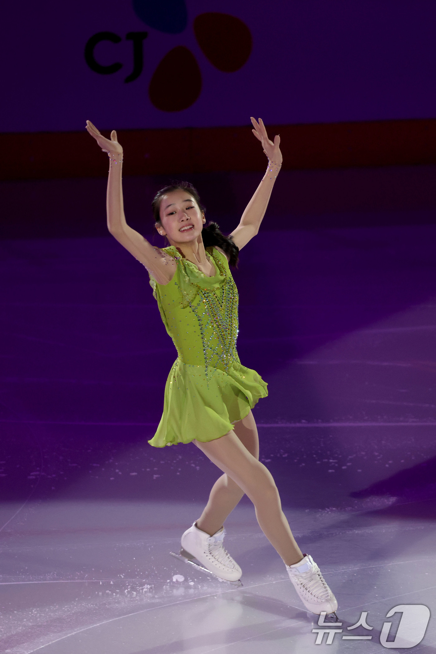 (서울=뉴스1) 이광호 기자 = 피겨스케이팅 허지유가 26일 오후 서울 양천구 목동종합운동장 아이스링크에서 열린 한국 빙상의날 기념 'K-스케이팅 데이' 피겨 갈라쇼에서 연기를 펼 …