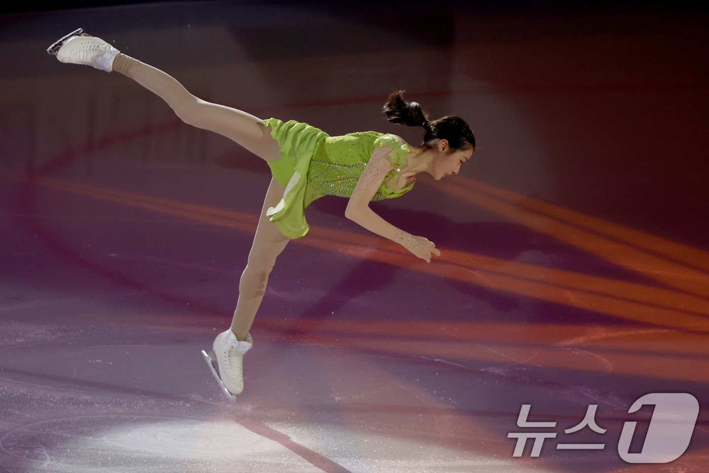 (서울=뉴스1) 이광호 기자 = 피겨스케이팅 허지유가 26일 오후 서울 양천구 목동종합운동장 아이스링크에서 열린 한국 빙상의날 기념 'K-스케이팅 데이' 피겨 갈라쇼에서 연기를 펼 …