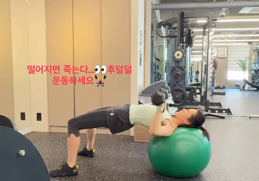 "떨어지면 죽는다" '현빈♥' 손예진, 짐볼 위 고난도 덤벨…흔들림 없는 코어