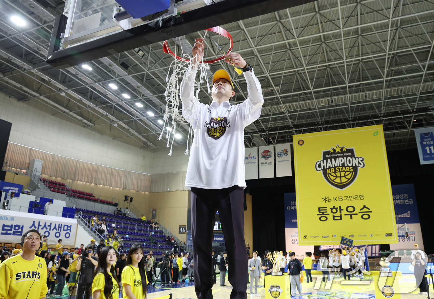 (용인=뉴스1) 김영운 기자 = 26일 경기 용인시 처인구 용인실내체육관에서 열린 'BNK 금융 2025-2026 여자프로농구 챔피언결정전 3차전' 용인 삼성생명 블루밍스와 청주 …