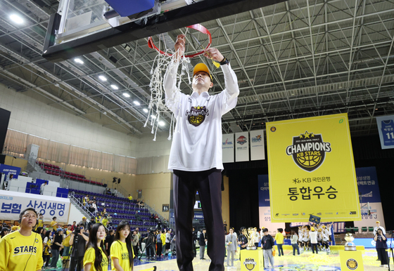 골대 그물 자르는 김완수 감독