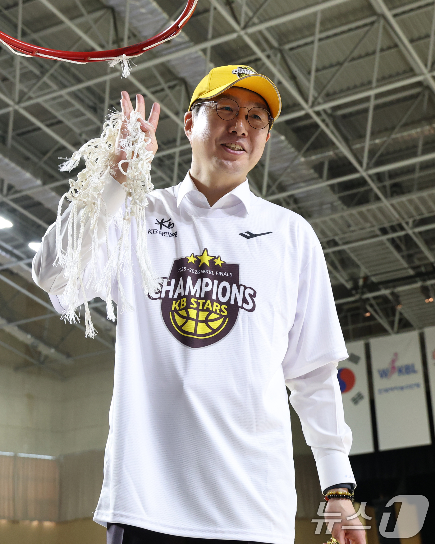 (용인=뉴스1) 김영운 기자 = 26일 경기 용인시 처인구 용인실내체육관에서 열린 'BNK 금융 2025-2026 여자프로농구 챔피언결정전 3차전' 용인 삼성생명 블루밍스와 청주 …