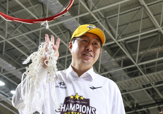 골대 그물 자르는 김완수 감독