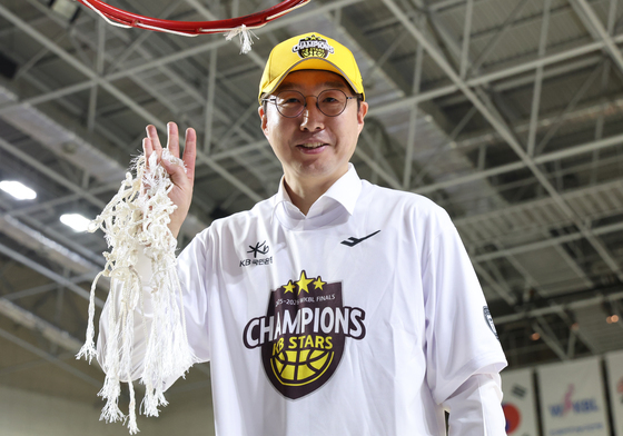 '통합 우승' 김완수 KB감독 "FA 이슬이·지수 남아달라고 해야죠"