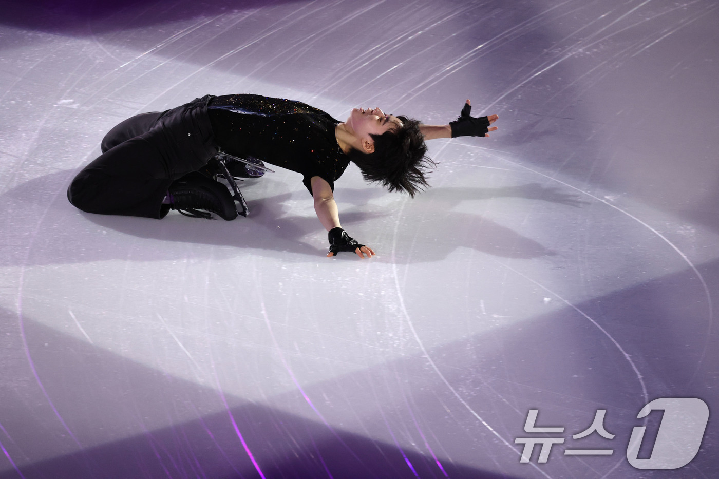 (서울=뉴스1) 이광호 기자 = 피겨스케이팅 서민규가 26일 오후 서울 양천구 목동종합운동장 아이스링크에서 열린 한국 빙상의날 기념 'K-스케이팅 데이' 피겨 갈라쇼에서 연기를 펼 …